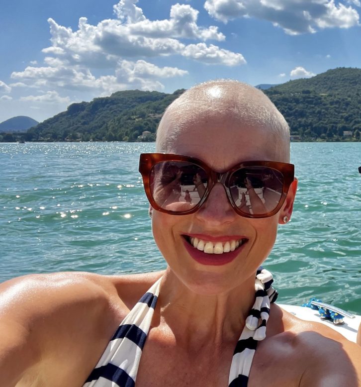 Julchen Mohr während der Chemotherapie, lachend am See