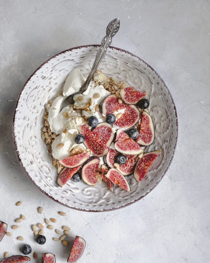 Schale mit Joghurt, Getreide, Feigen und Blaubeeren
