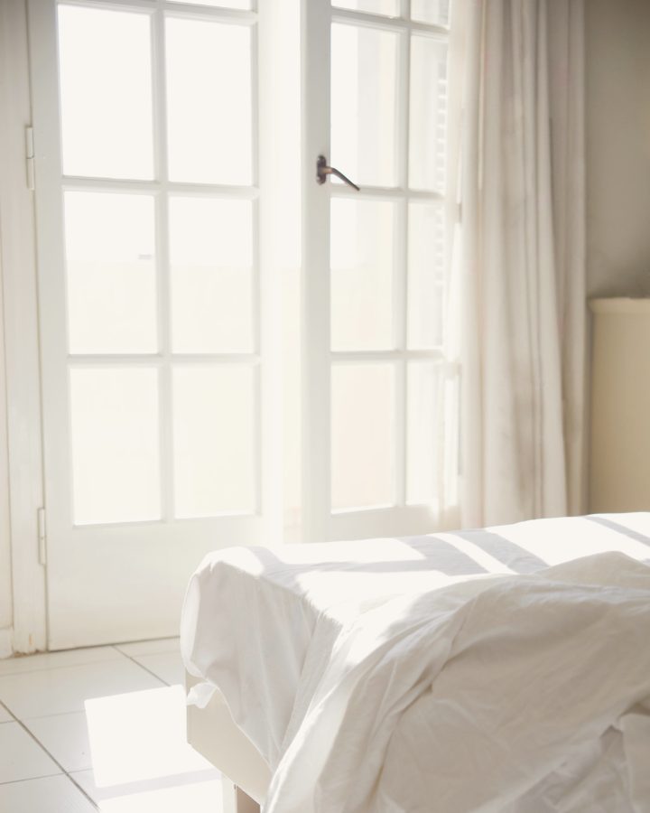 Helles Bett am Fenster im Morgenlicht